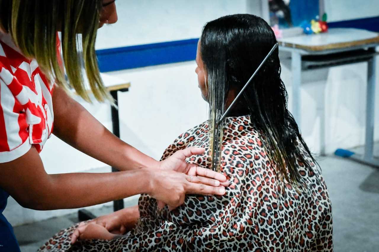 Camacã: Prefeitura realiza oficina de corte de cabelo para alunos da EJA

